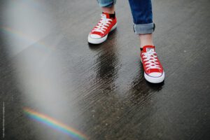 Nasse Straße rote Sneaker Jeans Logopädie Praxis Selbstredend Nürtingen